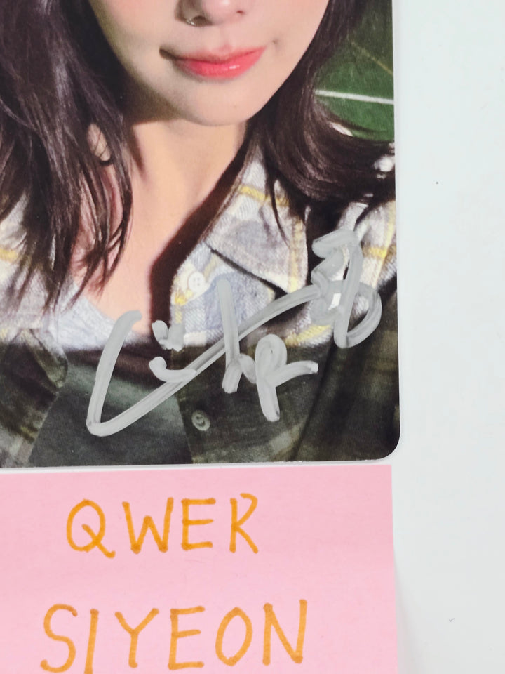 SIYEON (of QWER) - Hand Autographed(Signed) Broadcast Photocard [26.03.12]