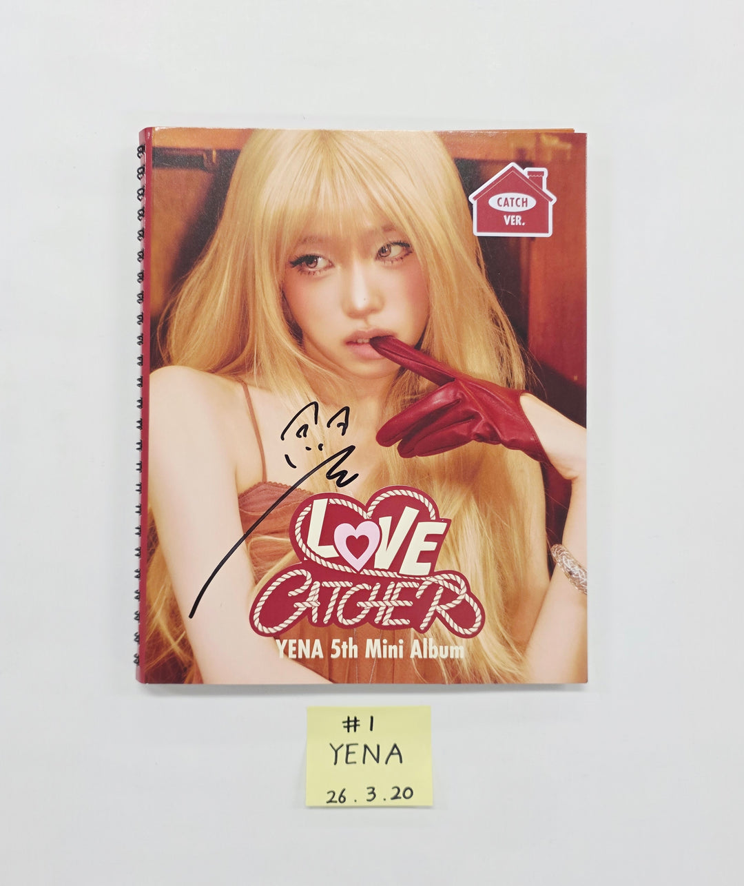 Yena "LOVE CATCHER" - Hand Autographed(Signed) Promo Album [26.03.20]