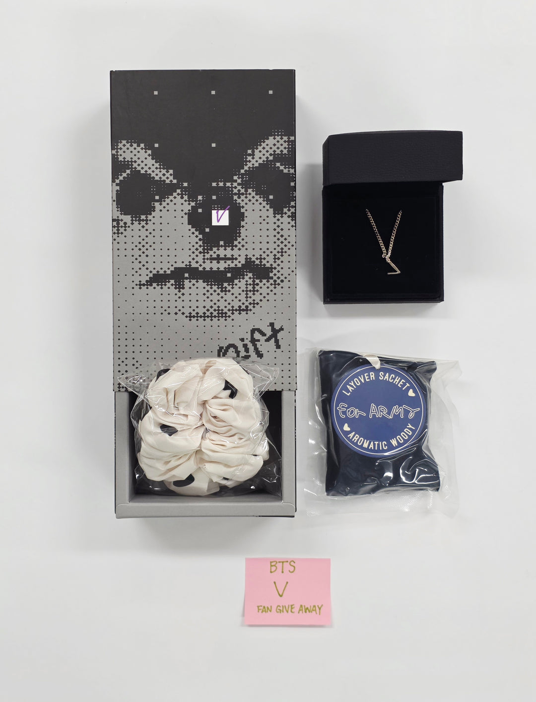 V (of BTS) "Layover" - Broadcast Fan Giveaway Necklace + Hair tie Set [26.04.10]