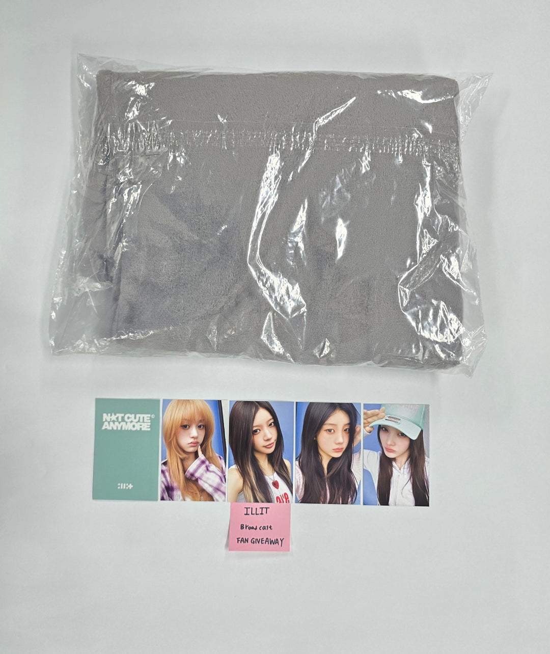 ILLIT "NOT CUTE ANYMORE" - Broadcast Fan Giveaway Photocard + Blanket Set [26.04.17]