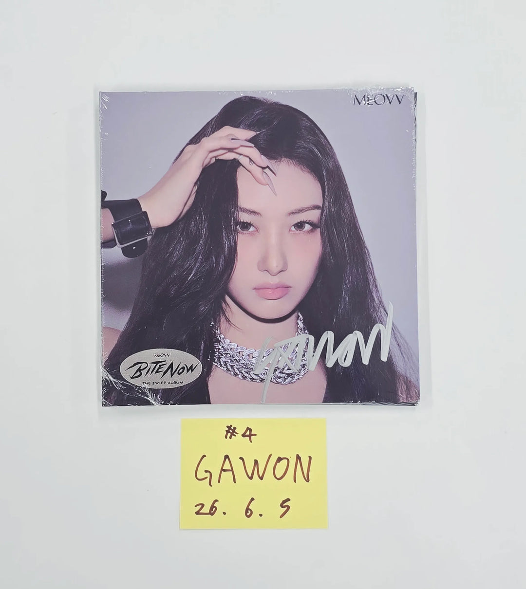 MEOVV "BITE NOW"  - Hand Autographed(Signed) Album [26.06.05]