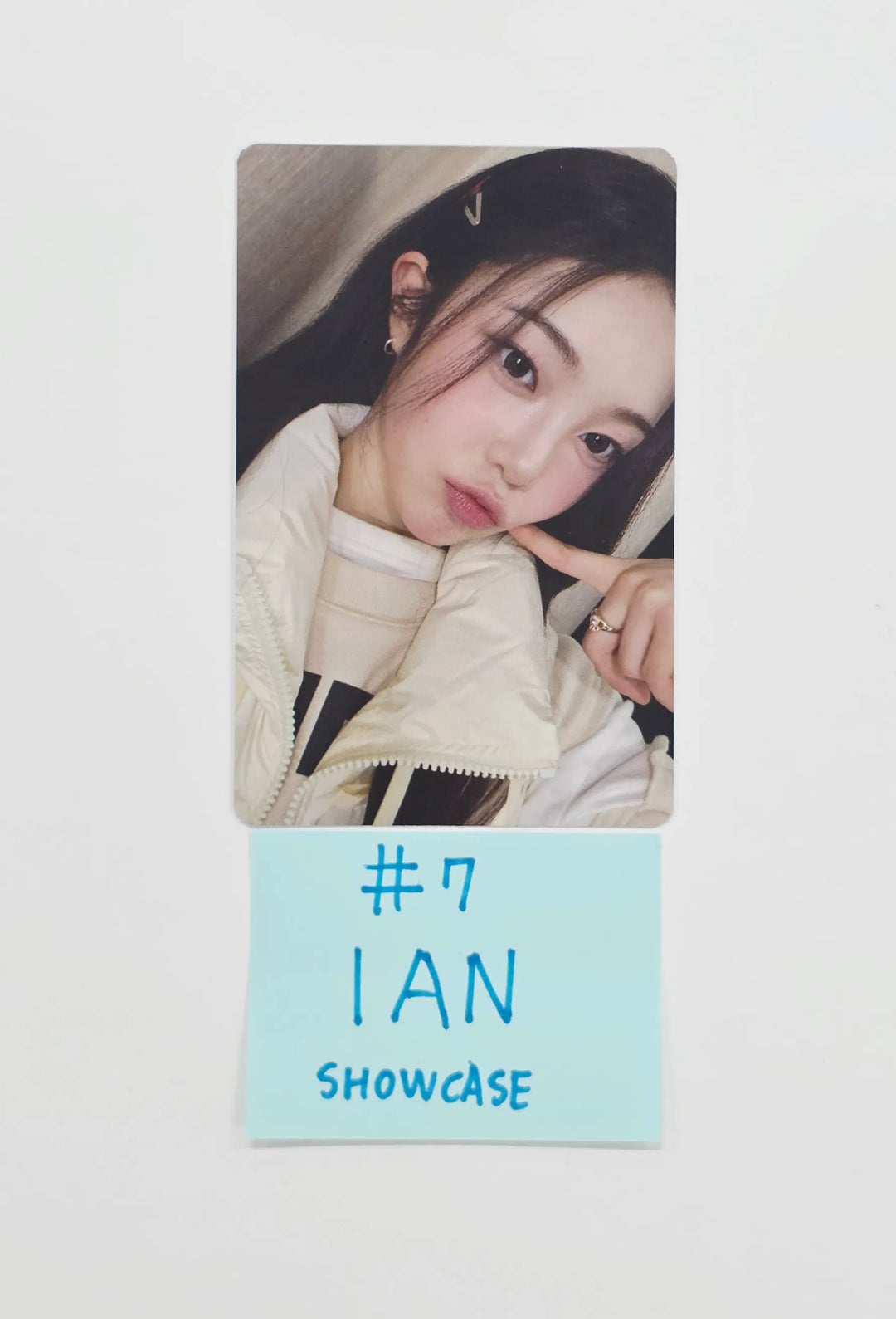 Hearts2Hearts - Debut Showcase Broadcast Photocard [26.07.23]