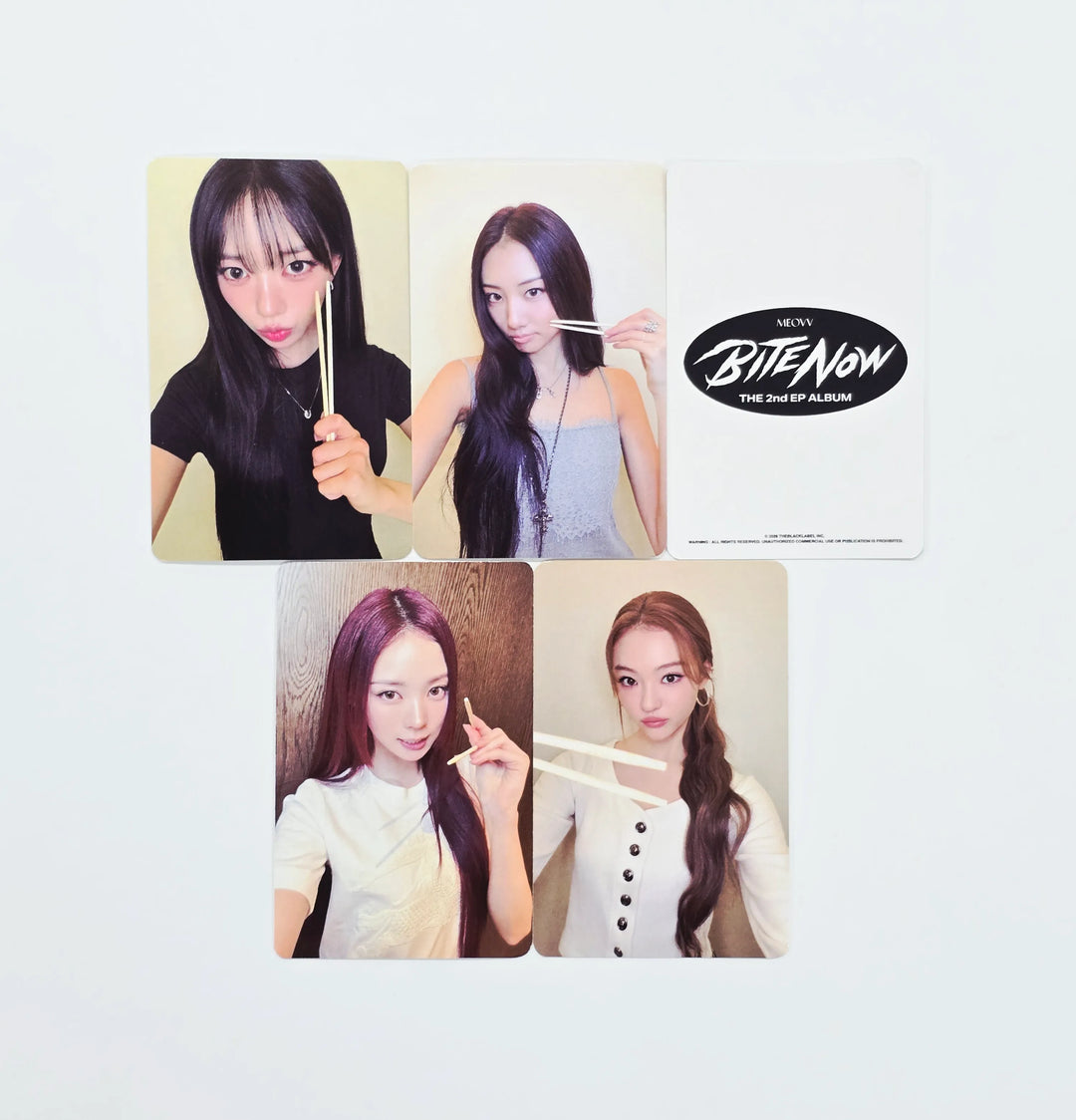 MEOVV - SHOW MUSIC CORE Broadcast Photocard [26.07.29]