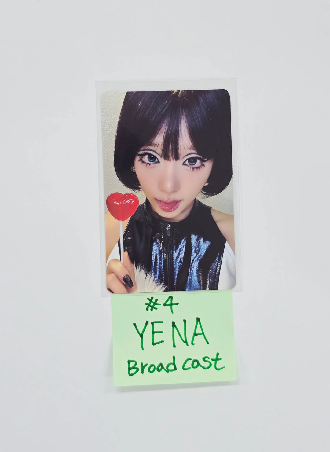 YENA - Broadcast Photocard [26.07.29]