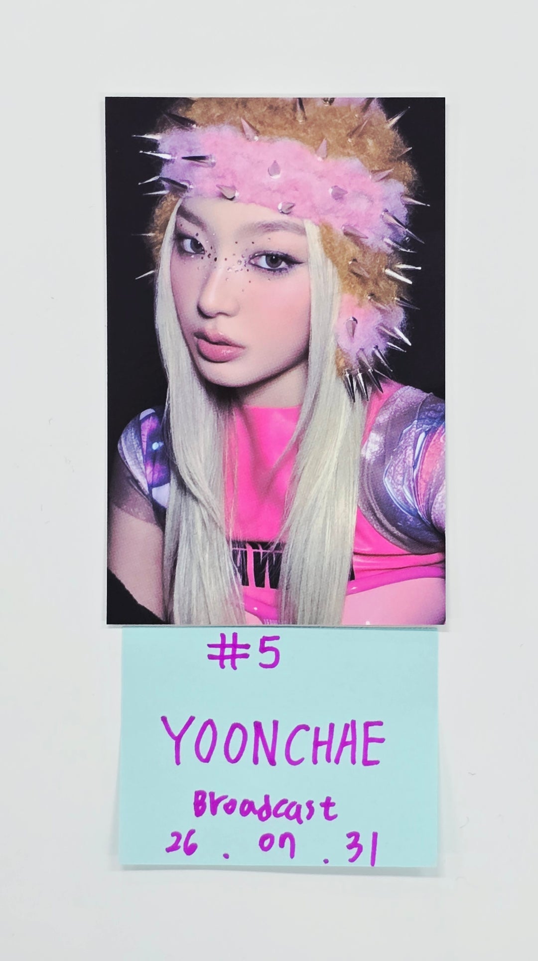 KATSEYE "PINKY UP" - Broadcast Photocard [26.07.31]