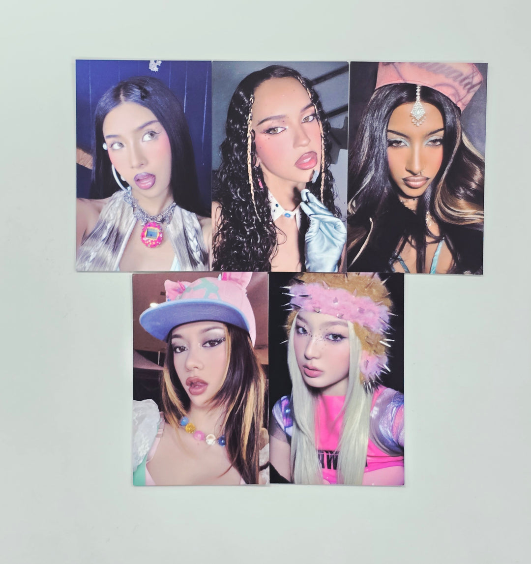 KATSEYE "PINKY UP" - Broadcast Photocard [26.07.31]