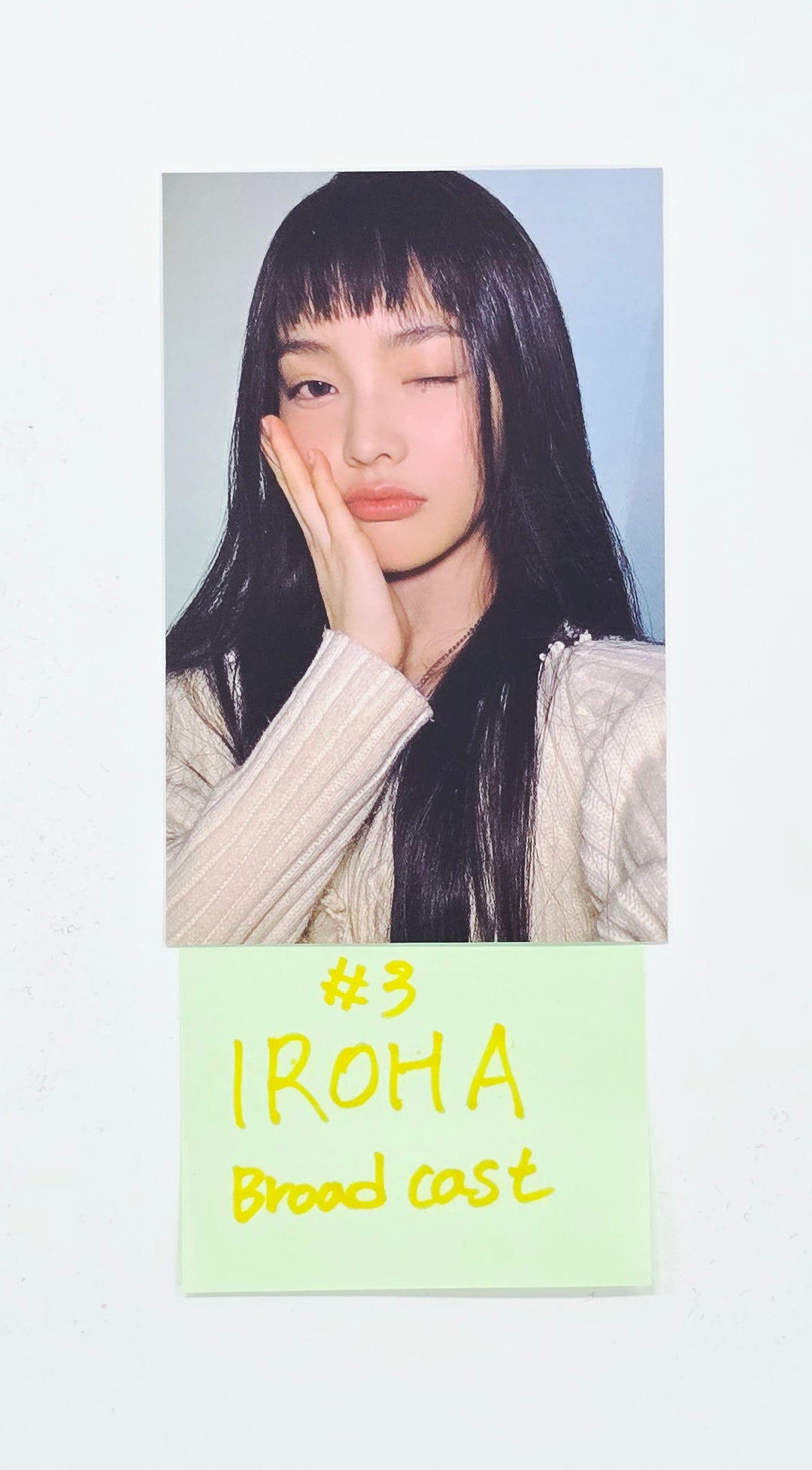 ILLIT "Magnetic" - Debut Broadcast Photocard [26.08.03]