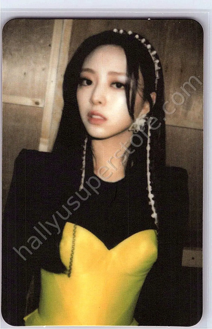 ITZY - Yuna - GUESS WHO album photocard limited edition non-selfie