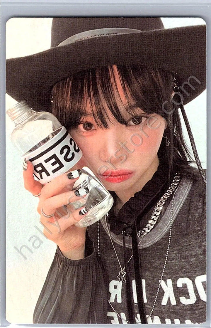 LE SSERAFIM - Kim Chaewon - UNFORGIVEN album photocard compact version glowing silver version