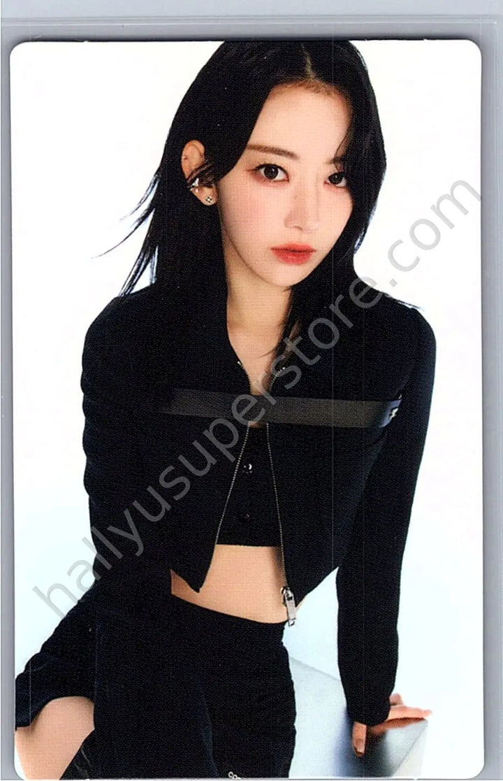 LE SSERAFIM - Sakura - LE SSERAFIM - Sakura - Flame Rises Tour (2023) Event mini photocard 6/9