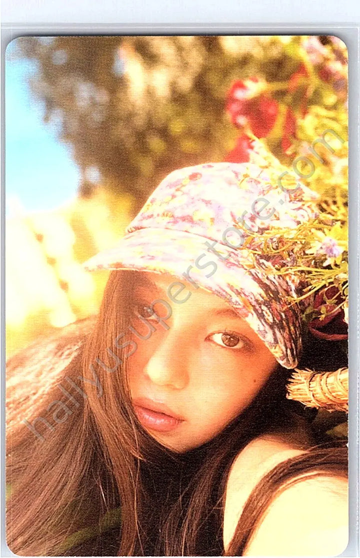NewJeans - Danielle - NewJeans 1st EP “New Jeans” album photocard bluebook version danielle version