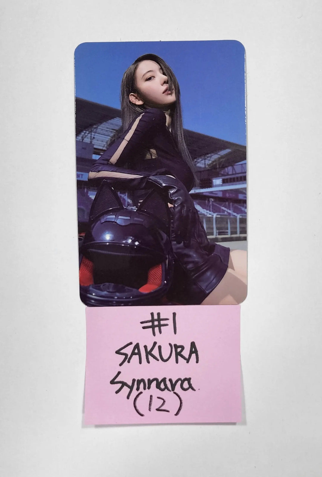 LE SSERAFIM "FEARLESS" - Synnara Pre-Order Benefit Photocard - HALLYUSUPERSTORE