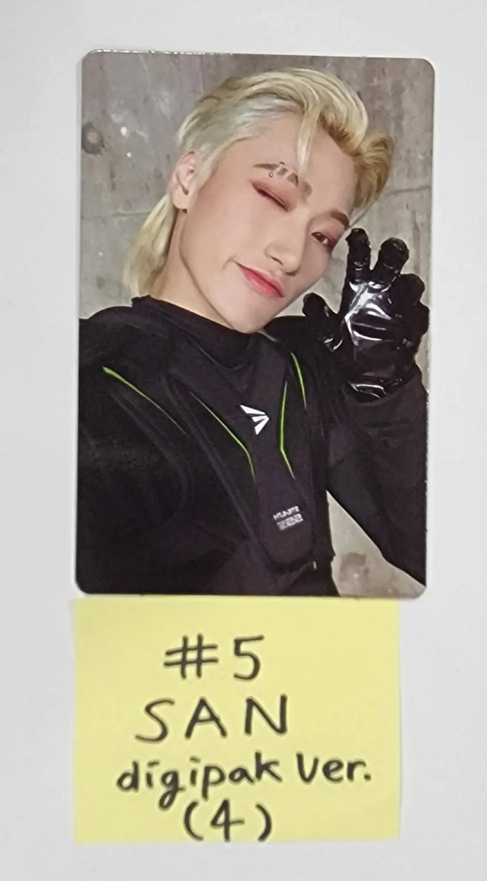 Ateez "The World Ep.1 - MOVEMENT" - Official Photocard [Digipack Ver.] - HALLYUSUPERSTORE