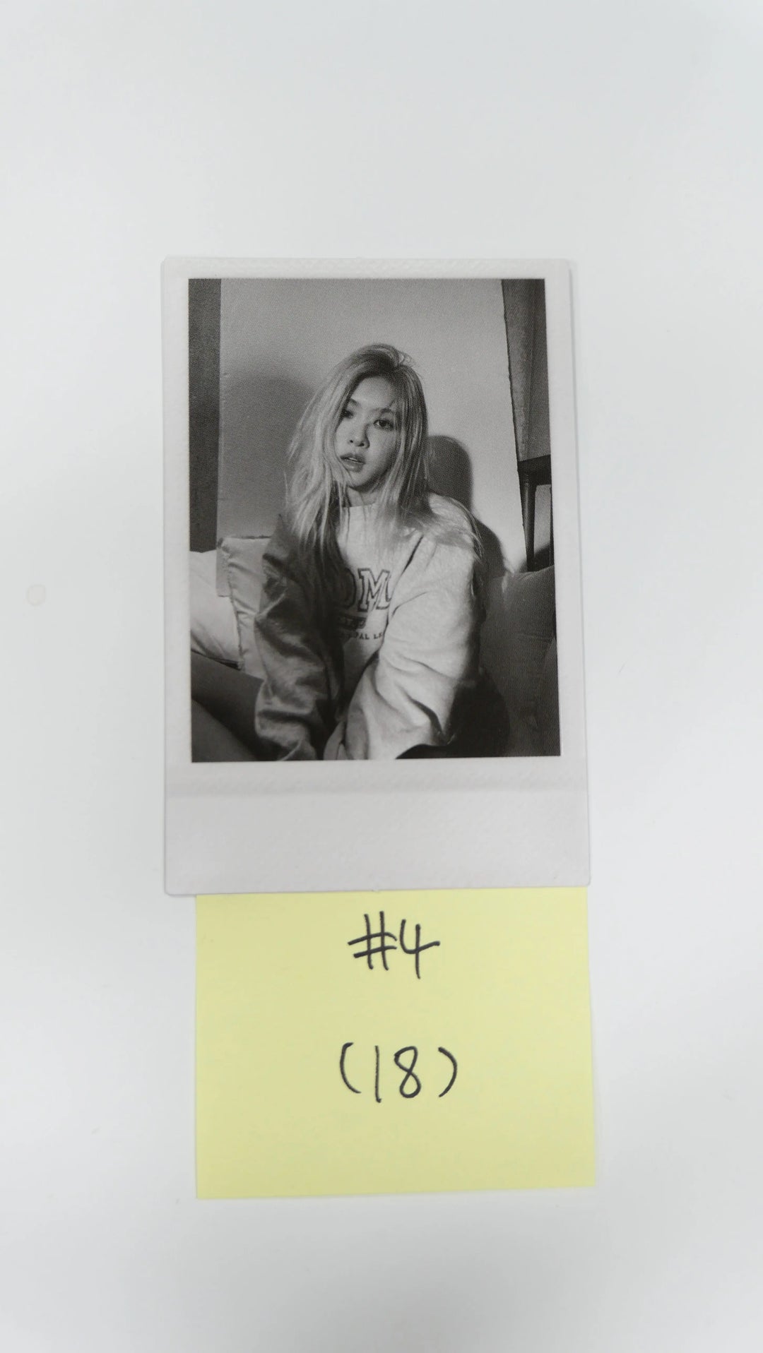 Rose (of Blackpink) -R-   Official Photocard - HALLYUSUPERSTORE