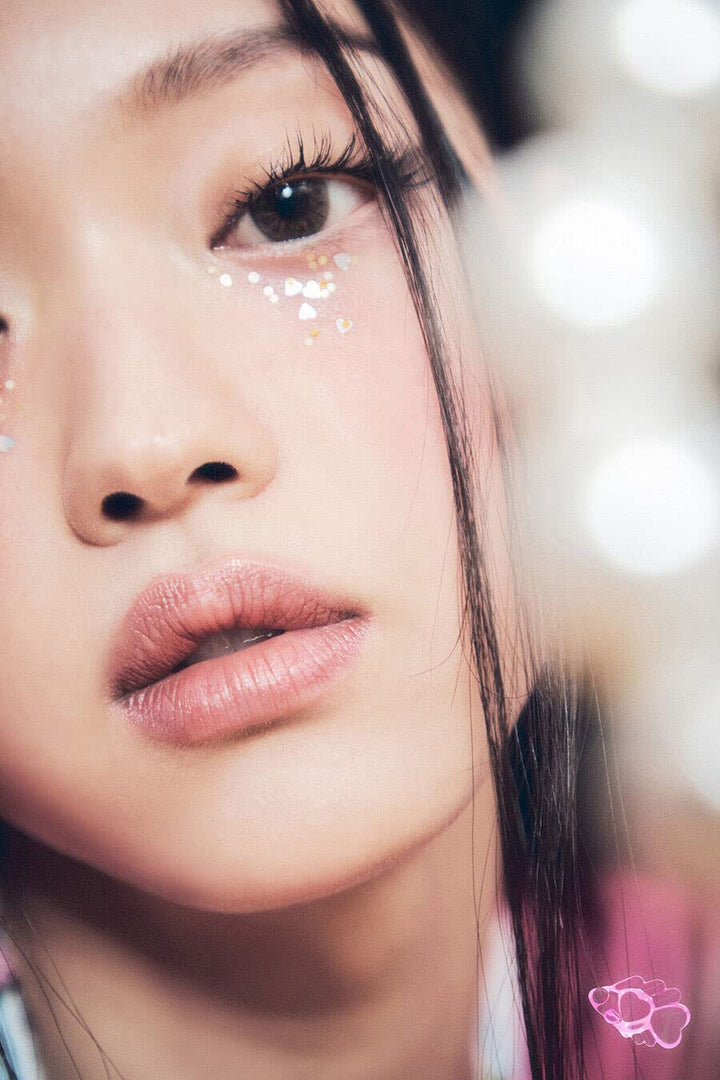 YooA - 2nd Mini Album "Selfish" (Random) - HALLYUSUPERSTORE